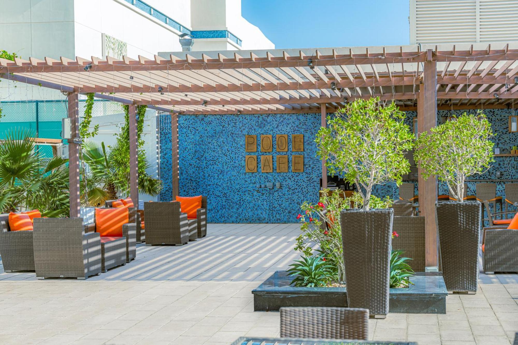 Four Points By Sheraton El Ayn Dış mekan fotoğraf The rooftop pool at the hotel