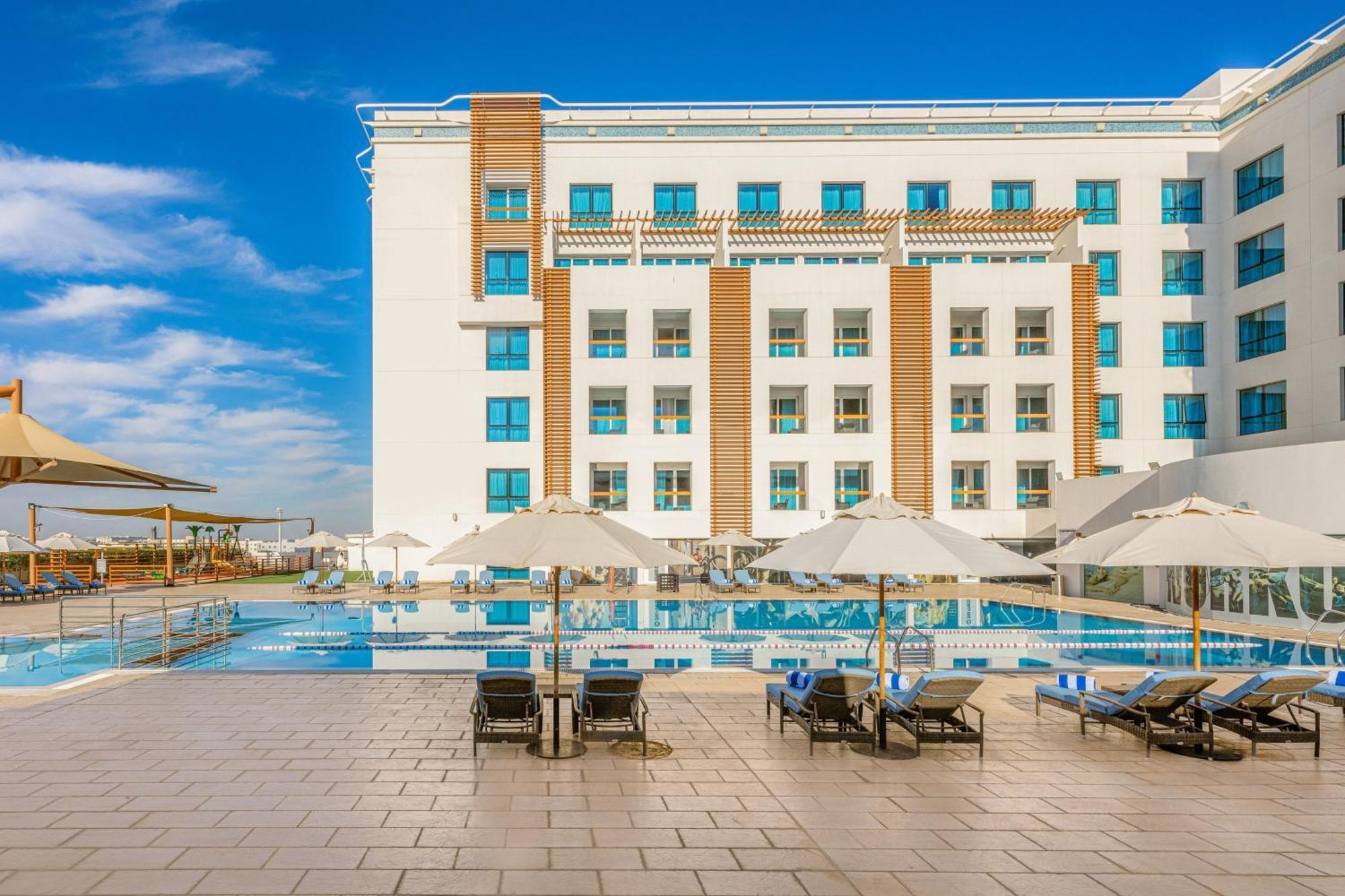 Four Points By Sheraton El Ayn Dış mekan fotoğraf The hotel's pool