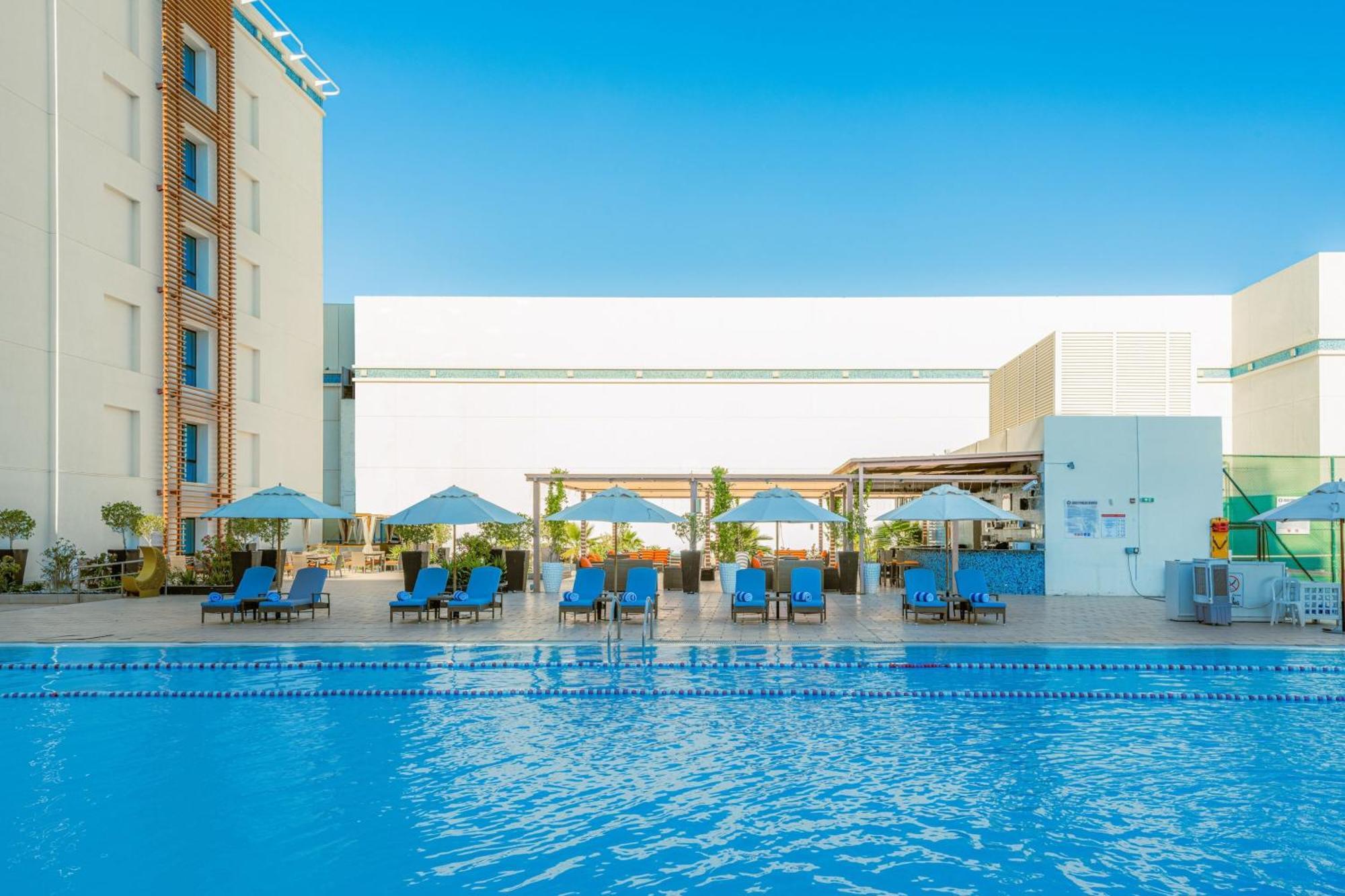Four Points By Sheraton El Ayn Dış mekan fotoğraf The swimming pool at the hotel