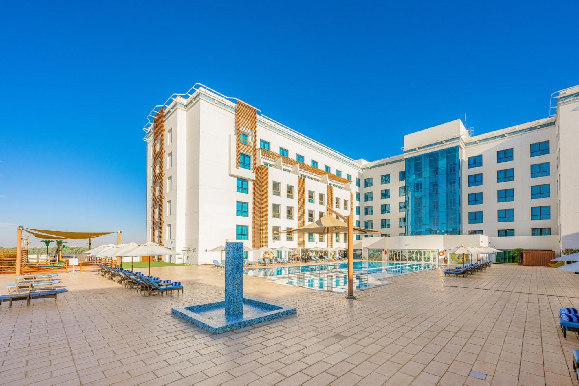 Four Points By Sheraton El Ayn Dış mekan fotoğraf The hotel's swimming pool